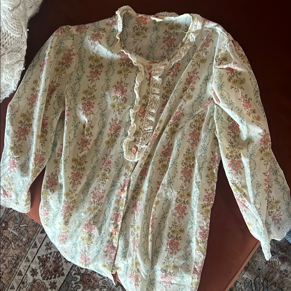Vintage cream colors Women’s blouse. Pink shell buttons, lace yolk. Medium.